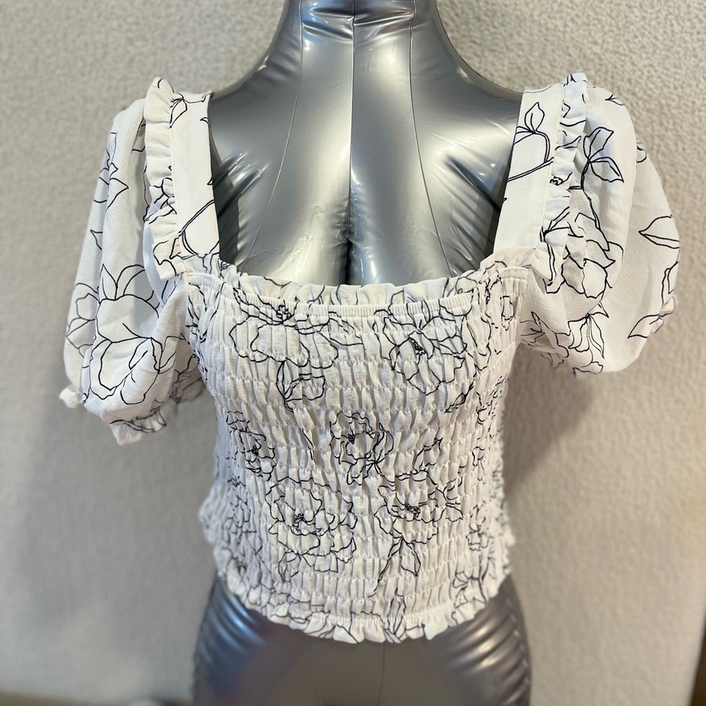 White Floral Smocked Puff Sleeve Crop Top